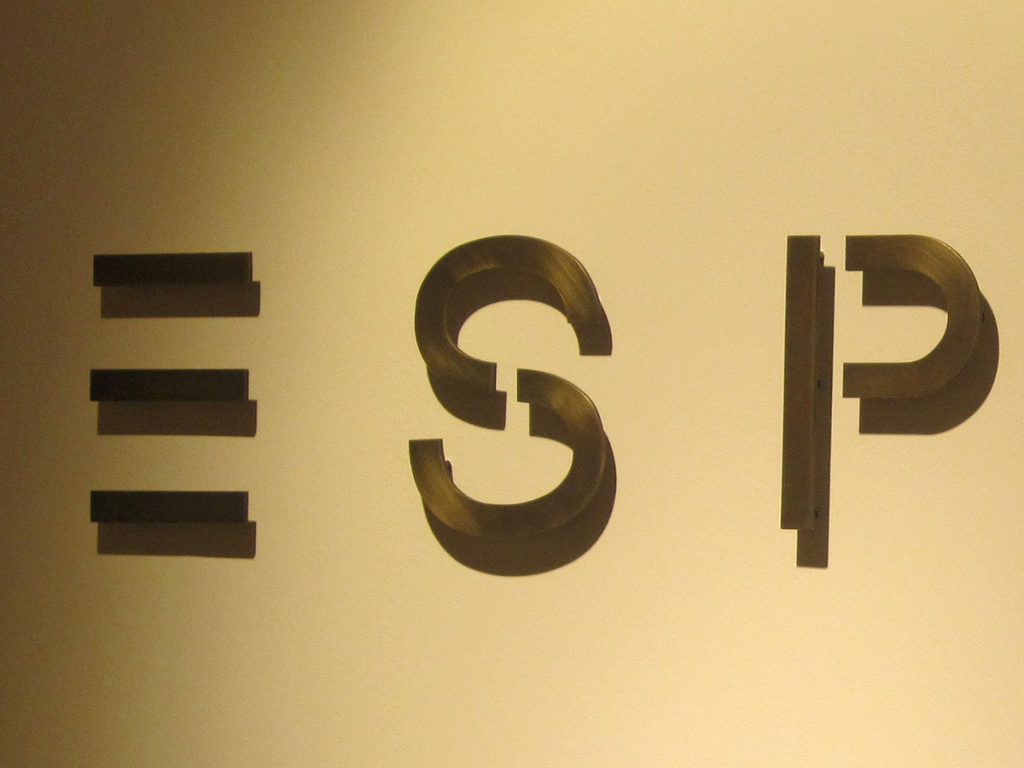 Esprit Messing-Logo von Brüll+Gruber