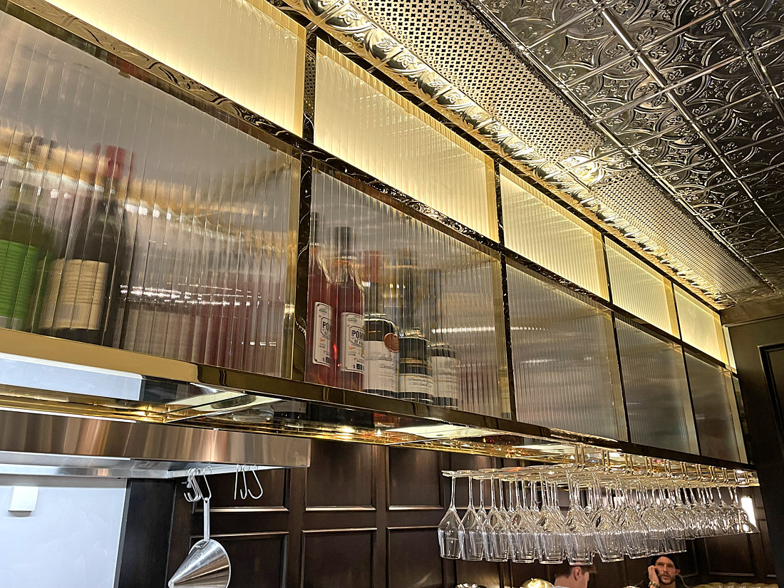 Gastronomie Deckenregal aus verziertem Messing und Glas