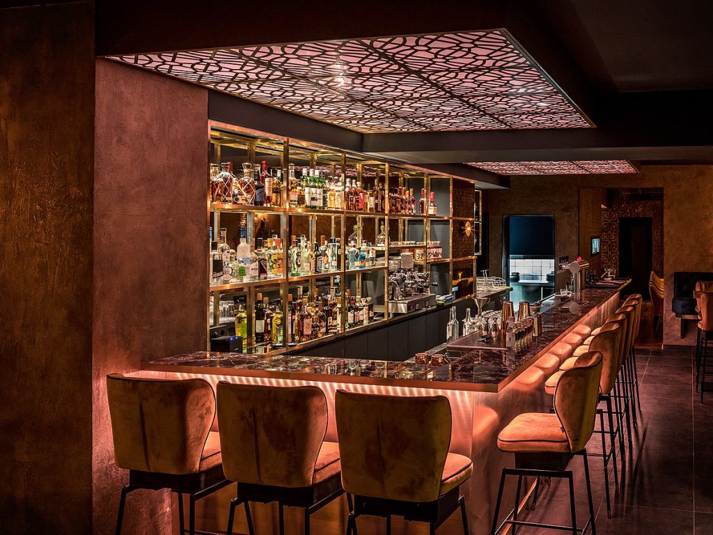 Messing Regalwand Bar Restaurant