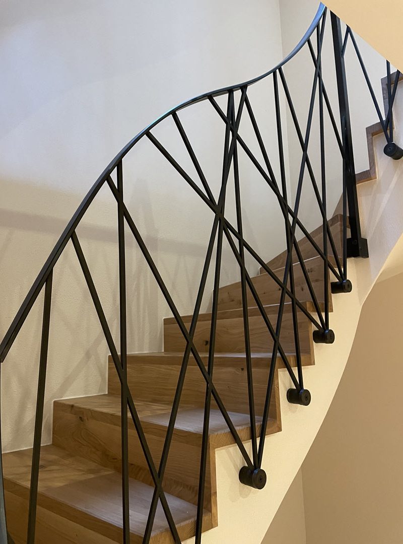Schwarzes Treppengeländer im Retro Design