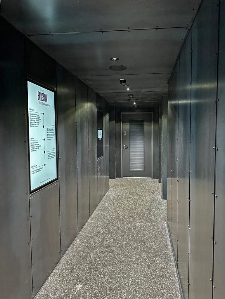 Bergson Kunstkraftwerk Atrium Durchgang mit Stahlplatten verkleidet
