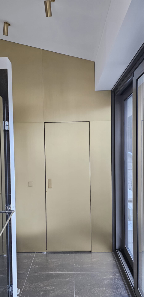 Panikrum mit Messingverkleidung