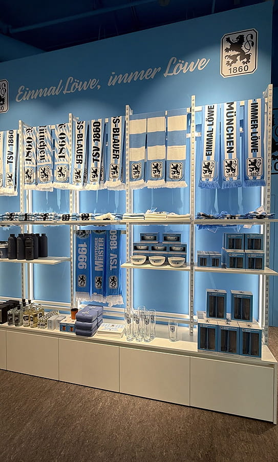 Regalwand Fanshop TSV 1860