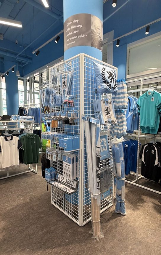 vierseitige Sprossenwand bodenstehend Säule umfassend, Ladenbau Fanshop TSV 1860